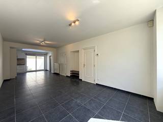 Deze gezellige woning is rustig gelegen in een aangename straat nabij het UZ Gent en geniet van een uitstekende bereikbaarheid. Winkels,...