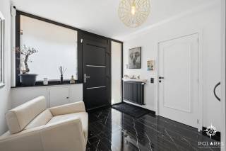 Op zoek naar een instapklare, energiezuinige woning op een toplocatie? Deze volledig gerenoveerde bel-etagewoning in het centrum combineert hedendaags wooncomfort met een gunstig EPC-label B. Winkels, scholen, openbaar vervoer en alle dagelijkse voorzieningen bevinden zich op wandelafstand.<br />De woning werd in 2023 volledig gerenoveerd. Zo werden onder meer de elektriciteit vernieuwd, nieuwe vloeren geplaatst, een moderne keuken en stijlvolle badkamer geïnstalleerd en een nieuwe condenserende gasketel voorzien. U geniet dus van een zorgeloze, instapklare woning met een laag energieverbruik.<br /><br />Indeling<br />Op het gelijkvloers vindt u een ruime inkomhal met gastentoilet en toegang tot de inpandige garage.<br />De eerste verdieping beschikt over een lichtrijke leefruimte met grote raampartijen, een gezellige eetruimte en een volledig uitgeruste keuken.<br />Op de tweede verdieping bevinden zich drie volwaardige slaapkamers en een moderne badkamer met inloopdouche.<br />De ruime zolder biedt extra opbergruimte.<br /><br />Buiten geniet u van een gezellige, privatieve tuin waar u in alle rust kunt ontspannen.<br /><br />Troeven:<br />EPC B – energiezuinig / volledig gerenoveerd in 2023 / elektriciteit conform / nieuwe condensatieketel op gas / inpandige garage / handige zolder / gezellige tuin met veel privacy / centraal gelegen. <br /><br />Absoluut een bezoek waard! Interesse? <br />Contacteer Noémi via 0487 26 33 96 of noemi@polares.eu voor meer informatie of een bezoek.