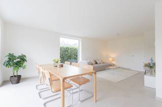 Hectaar construit deux maisons neuves énergétiquement efficientes et aménagées de manière pratique dans un lieu calme à Kapelle-op-den-bos.<br />Les maisons sont situées au calme avec une vue sur un environnement verdoyant, tout en étant très centrales, proches de toutes les commodités et des axes routiers.<br />Idéal pour les personnes recherchant accessibilité mais surtout tranquillité. <br /><br />Pour chaque maison, l'acheteur a la possibilité d'avoir un plein droit de regard sur l'aménagement et les finitions de la maison. En concertation avec nos partenaires fournisseurs de confiance, vous choisissez vous-même les matériaux et les finitions selon votre goût et votre budget – ainsi, vous faites de cette maison votre véritable chez-vous.<br /><br /><strong>Aménagement des maisons :</strong><br />Rez-de-chaussée : Hall d'entrée avec toilette pour invités, espace de vie lumineux avec grandes baies vitrées et cuisine ouverte, débarras ou garage<br />Étage : Hall de nuit avec toilette séparée, 3 très grandes chambres, salle de bains avec baignoire, douche à l'italienne et double lavabo<br />Grenier : Grand grenier accessible par un trou de trappe – extension possible vers des chambres supplémentaires<br /><br /><strong>Atouts de ces maisons :</strong>
<ul>
<li>Habitat énergétiquement efficace</li>
<li>Chauffage au sol au rez-de-chaussée</li>
<li>Panneaux solaires inclus </li>
<li>Citerne d'eau de pluie de 7.500L raccordée aux toilettes, machine à laver et robinet extérieur</li>
</ul>
Souhaitez-vous une maison sur mesure, avec une attention particulière à la lumière, l'espace et l'efficacité énergétique ? Contactez-nous dès aujourd'hui pour plus d'informations ou pour prendre rendez-vous dans nos bureaux à Ternat. Vous pouvez consulter les plans sur www.hectaar.be