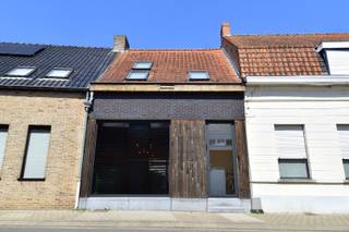 In een rustige éénrichtingsstraat en op wandelafstand van het centrum van Moorsele, vindt je deze charmante en instapklare woning met een mooie...