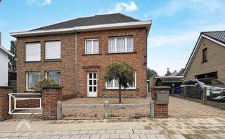 <p>Te renoveren halfopen woning met een zee aan potentieel, ideaal voor wie graag zijn eigen stempel drukt. De inkomhal biedt toegang tot de gezellige leefruimte met zit- en eethoek, aangevuld met een charmante open haard. Aansluitend vind je de ruime keuken met eetplaats en een praktische berging met wasruimte.</p>
<p>De onderhoudsvriendelijke, rustige tuin vormt een fijne buitenplek om te ontspannen. Daarnaast is er een aparte grote garage met zolder, perfect voor hobby’s of extra opslag. Op de oprit is plaats voor maar liefst drie wagens.</p>
<p>Op de eerste verdieping bevinden zich drie slaapkamers en een badkamer met douche, lavabo en toilet. Via de vaste trap bereik je de zolder, die dankzij zijn ruimte nog tal van mogelijkheden biedt—van extra kamers tot een thuiskantoor.</p>
Een woning met sterke basis, veel ruimte en eindeloze kansen voor wie graag renoveert en droomt van een thuis op maat.<br /><br />Extra troeven<br /><br />
<ul>
<li>regenwaterput</li>
<li>beneden dubbele beglazing</li>
<li>rolluiken</li>
<li>topligging nabij belangrijke invalswegen, winkels, scholen</li>
<li>veel potentieel</li>
</ul>
<br />Deze woning is te koop ZONDER makelaar via het concept van Smart Houses. Wenst u verdere inlichtingen of een bezoek? Contacteer rechtstreeks de eigenaar via 0499/93.03.24