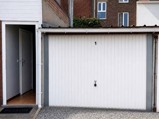 Instapklaar gelijkvloersappartement met garage te Gent
Dit goed en rustig gelegen gelijkvloersappartement bevindt zich in de Peerstraat te Gent en beschikt over een belangrijke troef: een garage onmiddellijk aan het appartement. Dankzij de centrale ligging woon je hier op korte afstand van winkels, openbaar vervoer en het stadscentrum, terwijl je toch geniet van een aangename en rustige woonomgeving.
Het appartement omvat een inkom, een ruime woonkamer met plaats voor zowel een eetgedeelte als een gezellige zithoek, een praktische keuken, een achterinkom, een berging/stookruimte, een afzonderlijke berging/wasplaats, een badkamer en een ruime slaapkamer. De woning werd steeds perfect onderhouden en is instapklaar, wat ze bijzonder geschikt maakt voor wie comfortabel en praktisch wil wonen op het gelijkvloers.
De combinatie van de gelijkvloerse ligging, de garage aan het appartement, de verzorgde staat en de rustige maar centrale locatie maken van dit appartement een interessante opportuniteit, zowel voor eigen bewoning als investering.
Extra troef? Geen dure syndicus hier!
Wens je een bezoek te brengen aan dit gezellige en centraal gelegen appartement? Bel Unicum op het nummer 09 336 16 15 of mail naar info@vastgoedunicum.be. Verkoop onder voorwaarden*
