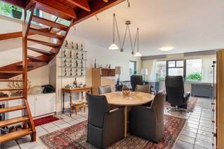 Bent u op zoek naar een appartement met iets meer (buiten)ruimte? Dan is dit mooie appartement de ideale match! Het appartement beschikt over...