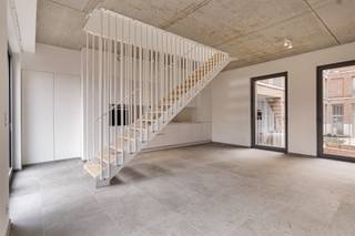 <p><span>Nieuwbouw woningen in Antwerpen </span></p><p><span> </span></p><p><span>Bent u op zoek naar de perfecte plek om te wonen of werken in Antwerpen? Zoek niet verder!</span></p><p><span> </span></p><p><span>Van de 4 woningen hebben er 3 een privatieve tuin. Deze functionele woningen zijn voorzien van alle comfort. Een gezellige leefruimte en veel lichtinval en open keuken, een badkamer met inloopdouche, spoelbak en toilet en 2 ruime slaapkamers. Alle woningen zijn voorzien van vloerverwarming. </span></p><p><span> </span></p><p><span>Mogelijkheid tot het huren van een ondergrondse autostaanplaats en/of berging.</span></p><p><span> </span></p><p><span>Woningen:</span></p><ul><li><span>woning 1: 2 slpk, 81m², €1050</span></li><li><span>woning 2: 2 slpk, 83m², 110m² tuin, €1150</span></li><li><span>woning 3: 2 slpk, 110m², 30m² tuin, €1250</span></li><li><span>woning 4: 2 slpk, 105m², 29m² tuin, €1250</span></li></ul><p><span> </span></p><p><span>Troeven:</span></p><ul><li><span>Lift</span></li><li><span>Vloerverwarming</span></li><li><span>Zonnepanelen</span></li><li><span>6 maanden gratis Fiber internet</span></li><li><span>Fietsenbergingen</span></li></ul><p><span> </span></p><p><span>Ons project ligt in het hart van Antwerpen, waardoor u toegang heeft tot alle voorzieningen, winkels, restaurants, scholen, openbaar vervoer,....</span></p><p><span> </span></p><p><span>Neem vandaag nog contact met ons op om uw interesse te tonen, vragen te stellen of een bezichtiging te regelen.</span></p><p><span>Voor meer informatie en prijzen, neem contact met ons op 03/283 06 06 of <span>info@reant.be</span></span><span> en bezoek onze website op <span>www.reant.be</span></span><span> </span></p><p><span> </span></p><p><span> </span></p><p><span> </span></p><p><span> </span></p>