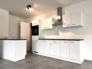 Dit leuk <strong>2 slaapkamer appartement</strong> (130 m²) met terras (30,20 m²) ligt op de <strong>gelijkvloerse</strong> verdieping van een recent gebouw gelegen nabij de oprit van de R4 op de Hundelgemsesteenweg in Merelbeke. Met alle faciliteiten in de omgeving is deze ligging zeker interessant.<br /><br />Omschrijving van het pand.<br />Via de hall kom je in de zeer ruime <strong>leefruimte met open geïnstalleerde keuken</strong> (voorzien van inductiekookplaat, oven, vaatwasser en koelkast). Het grote schuifraam geeft toegang tot het<strong> terras</strong>. Via de <strong>nachthall</strong> heb je toegang tot <strong>2 slaapkamers</strong>, een <strong>apart toilet</strong> en een ruime <strong>badkamer</strong>. Verder zijn er een <strong>technische berging</strong>, een <strong>berging voor wasmachine en droogkast</strong> te plaatsen en een <strong>berging aan de keuken</strong>. <strong>Gordijnrails</strong> en <strong>verlichting</strong> zijn geïnstalleerd.<br /><br /><span>Troeven aan dit pand</span><br />- een E-peil van 57 kwH/(m² jaar) dus label A.<br />- zeer gunstige ligging<br />- goede verhuuropbrengst<br />- zeer ruime 2 slaapkamer<br />- heel veel bergruimte<br /><br />Bij het appartement moet verplicht een <strong>ondergrondse staanplaats (P16) </strong>aangekocht worden aan 20.000 euro.<br /><br /><strong>Wilt u graag meer info of een bezoek plannen aan deze woning. Neem dan vandaag nog contact op met Sarah via sarah@stellarimmo.be of bel op 0476/37.42.67.<br /><br /></strong>Stedenbouwkundige inlichtingen in aanvraag.<strong><br /></strong>