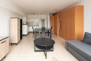 Zeer aangename en ruime studio op de zesde verdieping in rustige residentie.<br />Mooie lichtrijke woonkamer met een prachtig zicht op hinterland.<br />Open keuken met alle nodige comfort<br />Slaapgedeelte met kastbed en zetelbed voor telkens 2 personen<br />Moderne badkamer met douche, lavabo en toilet. <br />Voor meer info contacteer ons op info@becue.be of op het nummer 059.30.13.62