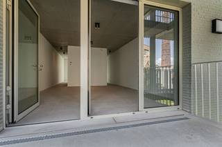 <p><span>CENTRAAL GELEGEN NIEUWEBOUWAPP. MET TERRAS </span></p><p><span> </span></p><p><span>Residentie John Martin is gelegen in de Tulpstraat/Klamperstraat te 2060 Antwerpen. De naam van de residentie is een verwijzing naar de voormalige brouwerij. Een grote troef is de nabijheid van Park Spoor Noord. Een ware oase om te ontspannen, te sporten, te spelen of te genieten in de gezellige zomerbar. Verder bevinden wij ons op wandel- en fietsafstand van Het Eilandje, het bruisende stadscentrum en openbaar vervoer. Tevens begeven wij ons vlot naar verschillende hogescholen en universiteiten. </span></p><p><span> </span></p><p><span>Toegekomen aan deze verzorgde residentie nemen wij de lift naar de tweede verdieping. Het appartement omvat een leefruimte bestaande uit een zit-, een eethoek en een volledig uitgeruste keuken. Via de nachthal met vestiaire krijgen wij toegang tot de badkamer met toilet, de slaapkamer en de berging/wasplaats. Leuk detail is de aanwezigheid van het terras dat grens aan de leefruimte. </span></p><p><span> </span></p><p><span>Troeven op een rij: </span></p><ul><li><span>Centrale ligging</span></li><li><span>Terras als verlenging van de leefruimte</span></li><li><span>Energiezuinig wonen met dank aan de nieuwste technieken</span></li><li><span>Parkeergelegenheid in de ondergrondse garage aan 125,00 euro/maand + mogelijkheid om een berging te huren aan 30,00 euro/maand</span></li></ul><p><span> </span></p><p><span>Wenst u meer info of bent u nieuwsgierig om dit nieuwbouwappartement te ontdekken? Aarzel niet en vraag snel een bezoek aan via <span>info@pillar.estate</span></span><span> of 033 695 695. </span></p><p><span> </span></p><p><span>Tot binnenkort! </span></p><p><span> </span></p>