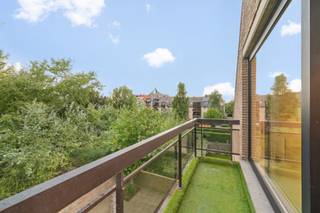 <p><span>Cet appartement entièrement rénové situé dans la Résidence Het Park combine des finitions contemporaines, une distribution pratique et une situation de premier choix à Coxyde, à proximité du parc et de l’environnement verdoyant autour de la résidence.</span></p>
<p><span>L’appartement comprend un séjour lumineux avec une nouvelle cuisine sur mesure, trois chambres, une salle de bains entièrement rénovée et une terrasse à l’arrière offrant une belle vue sur la verdure. Les grandes fenêtres assurent une belle luminosité et renforcent la sensation d’espace dans le séjour.</span></p>
<p><span>Les finitions ont été entièrement renouvelées et l’appartement est vendu prêt à emménager. Sur le plan technique également, l’appartement a été modernisé, notamment avec une nouvelle pompe à chaleur et un certificat PEB favorable de label B.</span></p>
<p><span>La Résidence Het Park dispose d’un ascenseur desservant tous les étages. La situation est un véritable atout : calme et verdoyante, à proximité du parc, tout en restant proche du centre, des commerces, de l’horeca, de la plage et des dunes.</span></p>
<p><span>Garage ou emplacement de parking disponible en option.<br /><strong></strong></span><span></span></p>
<p><strong><span>Atouts</span></strong></p>
<ul>
<li><span>Entièrement rénové</span></li>
<li><span>91 m² habitables</span></li>
<li><span>3 chambres</span></li>
<li><span>Terrasse avec vue verdoyante</span></li>
<li><span>PEB label B</span></li>
<li><span>Ascenseur présent</span></li>
</ul>
<p><span>N’hésitez pas à nous contacter pour plus d’informations ou pour une visite.</span></p>
<p><strong><span>Verborgh Real Estate</span></strong><span> — +32 470 54 82 28</span><br /><strong><span>Covico</span></strong><span> — +32 494 87 22 32</span></p>