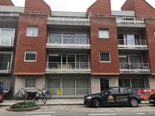 Ruim gelijkvloersappartement op interessante ligging dichtbij de winkels en invalswegen van Oostende.Bestaat uit : inkom met berging en apart toilet,...