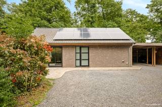 Deze uniek gelegen woonst bestaande uit: inkomhal met toilet, badkamer, vestiaire en berging, woonkamer met aansluitende keuken en zicht/toegang...
