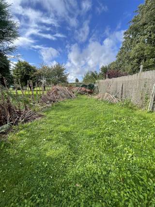 <p><span>Deze authentieke langgevelhoeve werd haaks op de straat ingepland, met de gevel en alle ramen naar het zuiden gericht. Het woongedeelte dient verder gerenoveerd te worden en bestaat nu uit een living aan de voorkant, daarachter de keuken en berging met badkamer. Boven zijn er 2 slaapkamers afgewerkt en er kunnen er nog zeker 2 bijgemaakt worden (of kleine studio). Achter het woongedeelte is er een grote overdekte stalling die kan dienen als opslag + overdekte zithoek met zicht op de groene tuin. Deze daken werden vernieuwd, alsook die van de woning zelf. De start is gegeven, een handige koper doet er verder zijn ding mee en maakt er ongetwijfeld een parel van!</span></p>