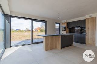 HELDERGEM - Deze prachtige en tijdloze nieuwbouwwoning kunt u vinden op de verbindingsweg tussen Haaltert en Heldergem. De woning werd gebouwd met oog voor detail en afgewerkt met kwalitatieve materialen, waardoor comfort en stijl hier naadloos samenkomen. Bovendien is deze woning bijzonder energiezuinig dankzij vloerverwarming, een warmtepomp, zonnepanelen, een ventilatiesysteem en hoogrendementsglas. <br /><br />Bij het betreden van de woning komt u terecht in een verzorgde inkomhal met gastentoilet. Vanuit de hal heeft u toegang tot de praktische berging/wasruimte en de ruime inpandige garage. Verder leidt de woning u naar de lichtrijke leefruimte, waar grote raampartijen zorgen voor een mooie verbinding met de tuin. De open, volledig uitgeruste keuken is de ideale plek om samen te genieten met familie en vrienden.<br /><br />De leefruimte geeft uit op een aangelegd terras en de tuin, waar u in alle rust kan ontspannen en genieten. Daarnaast is er voldoende parkeergelegenheid voorzien, wat het wooncomfort extra versterkt.<br /><br />Op de eerste verdieping bevinden zich, naast de nachthal en een apart toilet, een douchekamer en drie volwaardige slaapkamers. De master bedroom beschikt over een ensuite badkamer, uitgerust met alle moderne voorzieningen.<br /><br />Een extra troef is de volledig afgewerkte zolder, bereikbaar via een vaste trap. Deze veelzijdige ruimte kan perfect dienen als extra slaapkamer, bureau, hobbyruimte of speelkamer.<br /><br />Ook de ligging is een belangrijk pluspunt: centraal en vlot bereikbaar, met invalswegen, openbaar vervoer en scholen in de nabije omgeving. U geniet hier van een aangename woonomgeving zonder in te boeten aan bereikbaarheid.<br /><br />Kortom, bent u op zoek naar een ruime, energiezuinige woning met alle hedendaags comfort? Aarzel dan niet en plan vandaag nog uw bezoek.<br /><br />Aankoop onder gesplitst stelsel:<br />Grondwaarde: €140.000 (registratierechten 12%)<br />Constructiewaarde: €355.000 (21% BTW )<br />Totaal incl. btw, excl. kosten en excl. notariskosten: €586.350,00