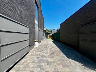 <p><span>Bent u op zoek naar een instapklare, moderne gezinswoning waar ruimte, licht en comfort centraal staan? Dan is deze stijlvolle woning in Hamme beslist een bezoek waard.</span></p><p><span>Bij het betreden van de woning komt u terecht in een ruime inkomhal die toegang biedt tot een lichtrijke leefruimte met grote raampartijen. Dankzij de open indeling vloeien de woonkamer en de volledig uitgeruste keuken naadloos in elkaar over. De grote schuiframen zorgen voor een aangename verbinding met het terras en de tuin, waardoor binnen- en buitenleven perfect samengaan.</span></p><p><span>De woning beschikt over </span><span>drie slaapkamers</span><span>, en een bureau op het gelijkvloers. Dit biedt extra flexibiliteit voor wie gelijkvloers wil wonen, een bureau of hobbyruimte wenst. </span></p><p><span>De moderne badkamer is uitgerust met zowel een ligbad als een douche en biedt alle comfort voor het hele gezin. Daarnaast is er een apart toilet en voldoende praktische berg- en opbergruimte.</span></p><p><span>Buiten geniet u van een onderhoudsvriendelijke tuin met kunstgras en twee gezellige terrassen, ideaal om in alle rust te ontspannen of vrienden en familie te ontvangen.</span></p><p><span>Extra troeven:</span></p><ul><li><span>Moderne architectuur en kwalitatieve afwerking</span></li><li><span>Drie slaapkamers + apart bureau</span></li><li><span>Open leefruimte met veel lichtinval</span></li><li><span>Volledig uitgeruste keuken</span></li><li><span>Badkamer met bad én douche</span></li><li><span>Onderhoudsvriendelijke tuin met twee terrassen</span></li><li><span>Rustige ligging met vlotte bereikbaarheid</span></li><li><span>Dicht bij winkels, scholen en openbaar vervoer</span></li></ul><p><span>Deze eigentijdse woning combineert een moderne uitstraling met een praktische indeling en een uitstekende ligging. Een ideale thuis voor gezinnen of koppels die op zoek zijn naar comfort, ruimte en kwaliteit.</span></p><p><span>Interesse? Contacteer ons vandaag nog voor meer informatie of plan een bezoek in: 052/50.50.00</span></p>