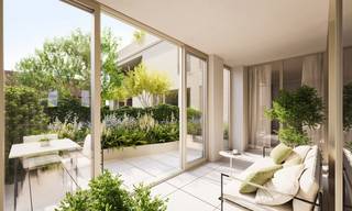 In het charmante Astene, vlakbij de Leie, ligt Villa d’Astene een uniek woonproject dat elegantie en modern comfort combineert. Dit prestigieuze gebouw is een eerbetoon aan de klassieke villa’s van vroeger, met een hedendaagse afwerking die stijl en functionaliteit naadloos samenbrengt. Hier woont u niet zomaar, u resideert in een exclusieve setting die een gevoel van luxe en rust ademt.<br /><br />Energiezuinig en veelzijdig wonen<br /><br />Villa d’Astene omvat zeven energiezuinige BEN-appartementen, ontworpen met oog voor detail en duurzaamheid. De woningtypes bieden voor elk wat wils:<br /><br />Tuinappartementen op het gelijkvloers, met ruime terrassen en een privatieve tuin.<br /><br />Terrasappartementen op de eerste verdieping, met zonnige terrassen en een overvloed aan licht.<br /><br />Een indrukwekkende penthouse, die uitblinkt door zijn exclusieve daktuin en panoramisch uitzicht.<br /><br />Ideale ligging<br />Deze prachtige residentie bevindt zich in een rustige, groene buurt met alle voorzieningen binnen handbereik. Van gezellige winkels en scholen tot vlotte verbindingen naar Deinze, Latem, Gent en de E40 – Villa d’Astene biedt een centrale ligging die zowel rust als bereikbaarheid garandeert.<br /><br />Villa d’Astene is de perfecte plek voor wie stijlvol, comfortabel en duurzaam wil wonen in een inspirerende omgeving.<br /><br />
<div>Tijdelijke lanceringsactie:</div>
<div>Korting van het volledige keukenbudget ter waarde van 12.000€ + BTW voor de appartementen en 20.000€ + BTW voor de penthouse.</div>
<br />Voor meer informatie contacteer Krista 0470 70 72 26