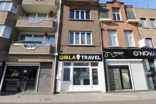 <p><span>Hoboken: Gemeubeld appartement te huur.</span></p><p><span> </span></p><p><span>Dit charmante en instapklare appartement biedt een comfortabele en praktische woonruimte. De gezellige leefruimte van 25 m² vormt een aangename plaats om te ontspannen of gasten te ontvangen. De ruime slaapkamer van 18 m² biedt voldoende plaats voor een comfortabel slaapgedeelte.</span></p><p><span> </span></p><p><span>De keuken van 16 m² is uitgerust met toestellen en kasten, waardoor u alles bij de hand heeft om gemakkelijk te koken en te genieten van uw maaltijden.</span></p><p><span> </span></p><p><span>De badkamer van 6 m² is praktisch ingericht en voorzien van een ligbad, lavabo en toilet.</span></p><p><span> </span></p><p><span>Dit mooie appartement wordt gemeubeld verhuurd en is dus ideaal voor wie zonder zorgen wil verhuizen. Dankzij de aangename indeling en de ruime kamers is het een perfecte woonplek voor een alleenstaande of een koppel.</span></p><p><span> </span></p><p><span>Huurprijs : 990 EUR/maand.</span></p>