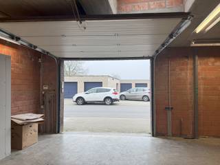 Deze opslagruimte, op een gepolierde betonvloer, heeft een oppervlakte van 100m² en is bereikbaar vanuit de Korte Nieuwstraat via een...