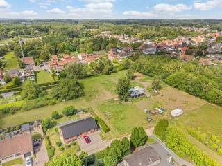 Deze achterin gelegen grond heeft een oppervlakte van 14a80ca en is rustig gelegen in Wezemaal, omgeven door groen en met een uitstekende privacy.<br /><br />Het perceel is kadastraal gekend als 3de afdeling, sectie A, nummer 247C en is volgens het gewestplan gelegen in woongebied. Aangezien het echter niet paalt aan een uitgeruste openbare weg, zijn er geen bouwmogelijkheden. Nieuwe wegenis om achterliggende percelen bebouwbaar te maken, wordt niet toegelaten, waardoor het perceel op dit moment niet in aanmerking komt voor bebouwing.<br /><br />Deze grond is bijgevolg vooral interessant als beleggingsgrond, voor recreatief gebruik, als groenzone of als uitbreiding van een aanpalend eigendom.<br /><br />Wenst u meer informatie of een bezoek ter plaatse? Neem dan gerust contact op met Jan Schrijvers via 0495 18 95 81 <br />of janschrijvers@immojanstas.be.<br /><br />Bijkomende info (bodemattest, stedenbouwkundige inlichtingen, etc.) kan U hieronder downloaden ↓.