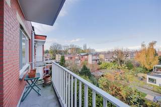 <p><span>Zeer licht en goed onderhouden </span><span>appartement</span><span> met 2/3 slaapkamers en </span><span>lif</span><span>t in een klein appartementsblok staat te koop op de Oudstrijderslaan 47 te </span><span>Hoboken</span><span> niet ver van de Kioskplaats.</span></p><p><span>Het appartement is gelegen nabij het Schoonselhof, Park Sorghvliedt en Fort 8.</span></p><p><span> </span></p><p><span>Het appartement met </span><span>2/3 slaapkamers</span><span> en een </span><span>terras</span><span> is gelegen op de </span><span>derde</span><span> verdieping. </span></p><p><span> </span></p><p><span>Indeling</span></p><p><span>- leefruimte </span></p><p><span>- keuken</span></p><p><span>- badkamer </span></p><p><span>- slaapkamer 1</span></p><p><span>- slaapkamer 2</span></p><p><span>- bureau, dressing</span></p><p><span>- terras</span></p><p><span>- kelder </span></p><p><span> </span></p><p><span>Algemeen gebouw</span></p><p><span>- terras met mooi open zicht</span></p><p><span>- gunstig EPC 194 kWh/m² jaar , </span><span>label B</span></p><p><span>- beschikbaar bij akte</span></p><p><span>- lage voorschotten op vaste kosten (+/- 100 euro/maand)</span></p><p><span>- dak werd vernieuwd en geïsoleerd 2018</span></p><p><span> </span></p><p><span>Ben jij geïnteresseerd in dit appartement te koop in Hoboken, ben je op zoek naar ander vastgoed of wens je de waarde van jouw eigendom te kennen? Dan ben je bij BOLT immo aan het juiste adres! Wij helpen jou graag verder.</span></p><p><span> </span></p>