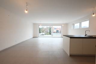 Dit nieuwbouwappartement is ideaal gelegen in het centrum van Ardooie, op wandelafstand van diverse winkels, bakkerij, slagerij en scholen.Het...