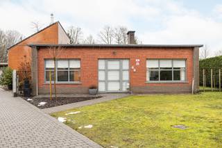 Vrijstaande gezinswoning op een perceel van 929m² met aangelegde zuidoost georiënteerde tuin. Beschikt o.a. over 3 slaapkamers, 2 badkamers en...