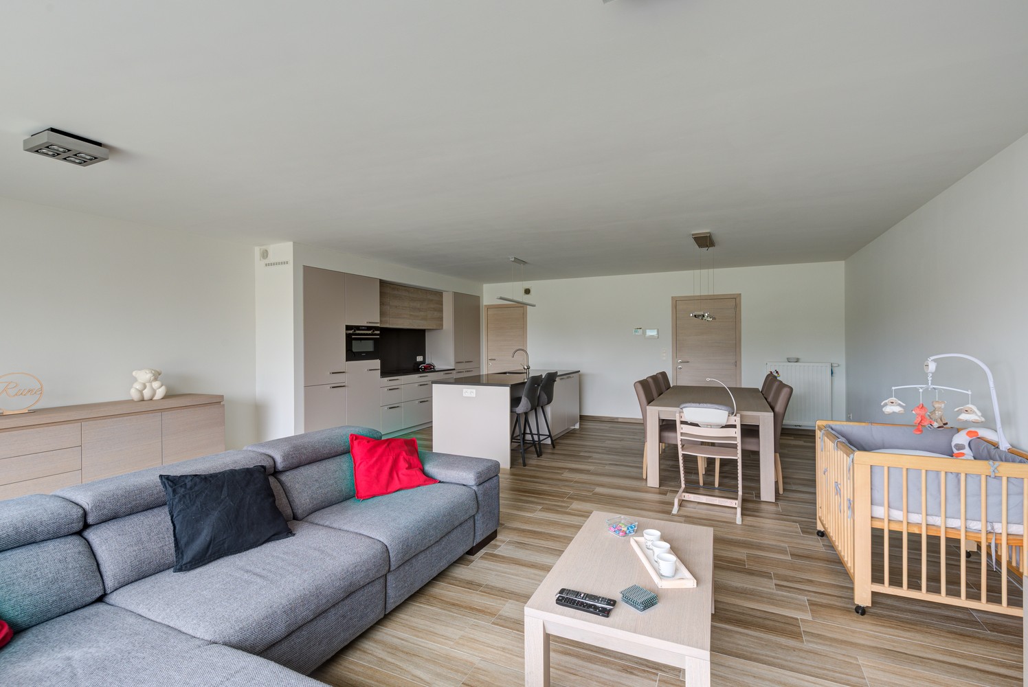 GELIJKVLOERS APPARTEMENT MET 2 SLAAPKAMERS, 2 AUTOSTAANPLAATSEN EN RUIM TERRAS TE BEVERST - foto 2
