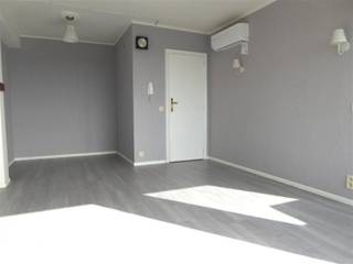 Un studio joliment rafraîchi sur le côté sud du bâtiment. Espace de vie très lumineux et coin nuit. Terrasse ensoleillée avec vue dégagée...