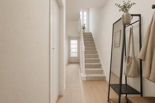 Perfect onderhouden, rustig gelegen woning met 3 slaapkamers (4 mogelijk) en tuinterras op een steenworp van het Albertpark en de Leieboorden (Het volstaat om het hellend dak te isoleren met 200mm minerale wol (0.035) en in de slaapkamers een lucht-lucht warmtepomp/airco te plaatsen om aan een ergielabel D te komen).<br />de interieurfoto's en foto tuinterras werden virtueel gestyled met behulp van artificiële intelligentie (AI). Deze bewerking dient uitsluitend ter inspiratie en toont hoe de ruimtes neutraal en eigentijds kunnen worden ingericht. De indeling, afmetingen en vaste elementen van de woning zijn ongewijzigd. Bezoek de woning en ontdek zelf haar ruimte, lichtinval en mogelijkheden.
