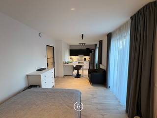 Op een rustige locatie, vlak bij de Avenue Paul Hymans, bevindt zich deze prachtige studio in een recent gebouw op de eerste verdieping. Met een bewoonbare oppervlakte van 39 m² en een terras biedt deze woning een aangename woonomgeving waar comfort en kwaliteit centraal staan.<br /><br />Bij het binnenkomen komt u terecht in de inkomhal en een praktische wasruimte. De volledig uitgeruste open keuken sluit naadloos aan op de ruime leefruimte, die dankzij de grote raampartijen geniet van een overvloed aan natuurlijk licht. Vanuit de woonkamer heeft u rechtstreeks toegang tot het terras.<br /><br />Het appartement beschikt over een slaapkamer en een badkamer met douche. Een private kelderberging vervolledigt het geheel. Daarnaast is er een gemeenschappelijke fietsenberging aanwezig en mogelijkheid tot het huren van een parkeerplaats.<br /><br />Deze woning onderscheidt zich door haar hoogwaardige afwerking en moderne uitrusting. Zo zijn onder meer dubbele beglazing, een versterkte veiligheidsdeur, een intercom, een ventilatiesysteem met dubbele luchtstroom, een waterontharder, ingebouwde kasten, gordijnen en verlichtingsarmaturen aanwezig.<br /><br />Dankzij de uitstekende ligging, de kwaliteitsvolle afwerking en de aantrekkelijke buitenruimte is dit een appartement dat onmiddellijk weet te bekoren.<br /><br />Gemeenschappelijke kosten: € 70/maand<br />Voorschot water en verzekering: € 130/maand<br />EPC B<br />beschikbaar vanaf 1 december