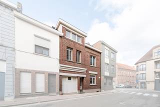 Cherchez-vous un projet de rénovation près du centre de Zottegem ? Ne cherchez plus ! Cette maison située au 1 Sint-Annastraat a tout ce que...
