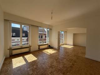 <p><strong>Lichtrijk wonen nabij het Leuvense treinstation</strong></p><p>In de Maria Theresiastraat te Leuven bieden wij u een bijzonder lichtrijk appartement gelegen op de 4e verdieping van het gebouw. Bovenburen zullen geen storende factor zijn in dit gebouw want de 4e verdieping is ook meteen de bovenste bewoonde verdieping. Naast het appartement zal u ook kunnen genieten van een zolder + kelderberging, ideaal voor het plaatsen van materiaal. Uw wagen en/of fietsen plaatsen kan in de voorziene garage achteraan het gebouw en dit met afstandsbediening voor de automatische poort. Handig! </p><p>Het appartement zelf heeft een bijzonder ruime inkomhal en een leefruimte genietende van vele raampartijen. De keuken en badkamer zijn volledig geïnstalleerd. Verder zijn er 3 kamers waarvan twee op heden dienst doen als slaapkamer en 1 als dressing aangezien hier een kleerkast staat. Deze ruimte kan benut worden volgens wens. Verbonden aan een van de slaapkamers is een terrasje waarbij u een verzicht kan waarnemen. </p><p>Interesse in een bezoek ter plaatse of gewoonweg meer informatie? Met plezier! Contacteer onze vastgoedmakelaar Jacky: 0495 53 46 49 of jacky@connect-immo.be / verhuur@connect-immo.be </p><p>Prijs: 1600,- EUR/ maand + 90,- EUR forfait (wel indexeerbaar) + nutsvoorzieningen. </p>