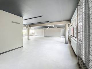 Espace de bureau/salle d'exposition spacieux à louer dans un quartier calme de Strombeek-Bever. Situé au deuxième étage, il comprend : une grande salle d'exposition, un bureau séparé, une cuisine, des installations sanitaires avec douche, des rangements et un garage double (-1). Il existe également de nombreuses possibilités de stationnement extérieur. - Dans un bâtiment durable et de grande qualité avec ascenseur.- 220 m2 de surface- Box de garage double- Bon score EPC = EPC B- Disponible immédiatement Prix demandé : 1750 euros.