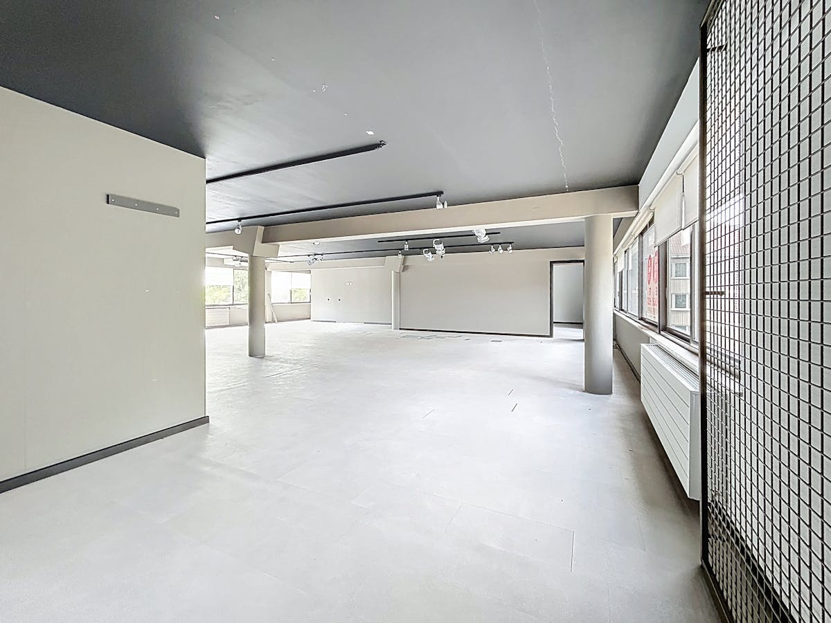 Espace de bureau/salle d'exposition spacieux à louer - photo 2