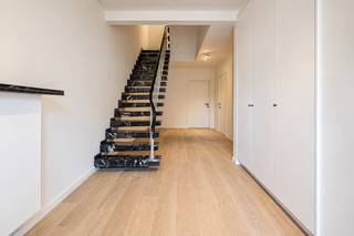 <strong>In hetzelfde gebouw bieden we nog verschillende andere types van appartementen aan, voor meer info of een bezoek bel Philip 0475757251 <br /><br />Gerenoveerd lichtrijk 1-slaapkamerappartement </strong>op toplocatie – instapklaar en uitstekend bereikbaar.<br />Dit charmante appartement bevindt zich op een centrale ligging in Gent, op fietsafstand van het bruisende stadscentrum en op wandelafstand van het prachtige natuurgebied Bourgoyen-Ossemeersen. Winkels, openbaar vervoer en belangrijke invalswegen zijn vlakbij, waardoor je geniet van een ideale combinatie van rust, bereikbaarheid en stedelijk comfort.<br />Het appartement ligt op het gelijkvloers en beschikt over een lichtrijke leefruimte met ruime open keuken, een aparte slaapkamer en een stijlvolle badkamer met douche en toilet. <br /><br /><strong>Recente vernieuwingen (2026):</strong><br />- Voorgevel geïsoleerd, dak geïsoleerd<br />- Raam en schrijnwerk aan de voorgevel vervangen <br />- Nieuwe collectieve gas-condensatieketel met thermostaat (2026)<br />- Keuken, badkamer, vloeren, herpleisteren muren en plafonds, nieuwe elektriciteit,...<br />- Nieuwe leidingen<br />- Totale renovatie met duurzame materialen! <br /><br /><strong>Uitstekende bereikbaarheid</strong><br />- Busverbinding in de straat<br />- ±10 minuten fietsen naar Gent-Sint-Pieters station<br />- ±10 minuten fietsen naar de Kouter<br />- ±10 minuten wandelen naar Bourgoyen-Ossemeersen, natuur om de hoek<br /><span>- </span>±<span>10 min. fietsen: Cultuur, shoppen, Gent-Sint-Pieters én alle hogescholen/uniefs.<br />- </span><span>Stadsmens? Wandel in 35 min. naar het Gravensteen of de Graslei.</span><br /><span>- Sport &amp; Ontspanning: Zin in een ochtendduik? Het Stedelijk Zwembad Rooigem ligt op een steenworp afstand!</span><br />- <span>Topverbinding: Ideale aansluiting op de E40/E17</span><br /><br /><strong>Extra troeven</strong><br /><span>- Gelegen op de gelijkvloer verdieping met terras en tuin</span><br />- Volledig instapklaar, heel mooi gerenoveerd!<br />- Energiezuinig<br />- Onderhoudsvriendelijk<br />- Interessant als lange termijn investering (verhuur aan studenten of starters)<br />- Individuele meters per verdieping<br /><span>- Lage kosten: Kleine mede-eigendom zonder syndicus!</span><br /><br />Dit appartement is ideaal als comfortabele woonst voor een alleenstaande, jong koppel of als investeringspand.<br /><br />OPTIONEEL: Inpandige garagebox te koop 40.0000 euro. (GEEN aankoopverplichting)<br /><br />EPC 223 kWh/(m<sup>2</sup>jaar), energielabel C<br />Asbestveilig: 0 asbestmaterialen<br />Elektrische keuring CONFORM algemeen reglement elektrische intallaties<br />Het perceel te Gent, afdeling 16, sectie K met perceelnummer 0727/00L006 bevindt zich niet in een risicozone voor overstromingen.<br />Stedenbouwkundige inlichtingen in aanvraag, 21/09/2026<br /><br /><strong>Voor meer info of een bezoek bel Philip 0475757251 </strong><br /> 