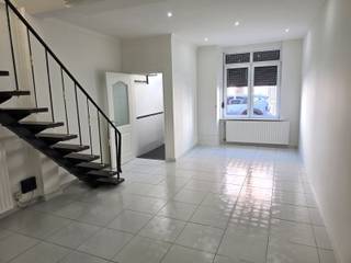 TE KOOP in Centrum Aalst nabij scholen en openbaar vervoer,met vlotte verbinding naar alle toegangswegen en op wandelafstand van de winkelstraten: Woning met 3 slaapkamers, terras/koer van 21 m² en mooi afgewerkt bijgebouw (11 m²) met potentieel. Indeling; op het gelijkvloers: inkomhal, salon/woonkamer (27 m²), hal, apart toilet, badkamer met douche, lavabomeubel, aansluiting wasmachine, eetplaats met ingerichte open keuken, koer/terras en bijgebouw. op de 1ste verdieping vinden we de masterbedroom van maar liefst 18 m², nachthal en toilet. Op de 2de verdieping bevinden zich nog 2 slaapkamers en nog een 3de toilet. De woning kreeg een nieuw dak en de 1ste en 2de verdieping zijn volledig vernieuwd aan binnenzijde. Tevens werd de woning volledig geschilderd waardoor ze effectief instapklaar is! CV op aardgas, EPC-score 'B'. elektrische keuring conform, asbestveilige woning. Interesse? Kom ze ontdekken en contacteer ons voor meer info of afspraak voor bezoek via email: info@denderimmo.be of op nr 054 50 16 50.