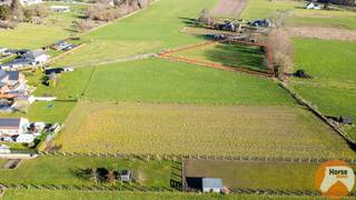 BAMBRUGGE – Landelijke woning met weide en schuurDeze karaktervolle landelijke woning biedt een unieke kans om uw woondroom volledig naar eigen smaak...