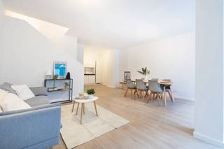Laken – DUPLEX APPARTEMENT met 3 grote slaapkamers (14m² - 15m² - 15m²) en 2 badkamer. Kleine mede-eigendom met 2- en 3-slaapkamer appartementen. Appartement bestaande uit een inkomhal, 57m² WOONKAMER uitgevende op RUIM TERRAS (9m²), aparte keuken, gastentoilet en eerste berging. Op de verdieping bevinden zich de slaapkamers, de 2de berging en badkamers en een terrasje. Super EPC B met gedeeld gebruik van ZONNEPANELEN en EXTRA HOGE ISOLATIE. Kelder aan te kopen, parking optioneel. Verkoop onderworpen aan registratierechten (12,5%) op de grondwaarde en BTW (21%) op de constructiewaarde. Bezoek nu EXCLUSIEF met TREVI!