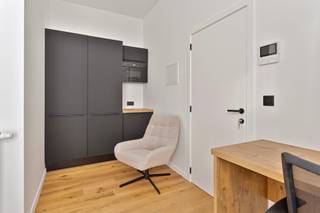 <span><strong>***TWEEDE SEMESTER TE HUUR***</strong></span>
<p>Deze residentie is gelegen aan de Leuvense stadsrand, namelijk op de <strong>Geldenaaksebaan</strong>! Deze locatie biedt zowel voor studerende jongeren in Leuven, Heverlee én Brussel een goede uitvalsbasis. <br /><br />Niet alleen de rustige omgeving is een troef maar ook de faciliteiten in de nabijheid zijn mooi meegenomen. Zo kan je er het openbaar vervoer vinden op enkele meters van het gebouw. Supermarkten, printshops, apotheek… op wandel/ fietsafstand. Het verlengde van de straat geeft uit op Sportoase waar je als student kan deelnemen aan groepslessen of gewoonweg kan ontspannen. <strong>Abdij Van Park</strong> is een Norbertijenabdij gelegen aan Leuvense bossen en is de ideale uitvalsbasis voor studenten die naast het studeren wensen te ontspannen. Je geniet er als het ware van de natuur en dit op een boogscheut van Leuven. Men kan hier echt wel spreken van een verborgen parel.<br /><br />De kamer is gelegen op de gelijkvloerse verdieping, aan de voorzijde van het gebouw en <span>beschikt over een privatieve badkamer. Bovendien wordt de kamer volledig <strong>bemeubeld</strong> verhuurd. Bijkomend is er een <strong>inpandige </strong><strong>fietsenstalling</strong> en een <strong>gemeenschappelijke keuken met terras en tuin </strong>aanwezig zodat bewoners samen kunnen kokerellen!</span></p>
<span><strong>Interesse in een bezoek ter plaatse? Contacteer ons vandaag nog: verhuur@connect-immo.be of 016 229 228</strong></span><br /><br />Huurprijs: €645 + €90 (provisie voor verwarming, water, elektriciteit, internet en gemene delen) <br />Onmiddellijk beschikbaar! <br /><span>EPC: 94 kWh/(m2jaar) - 3150724</span>