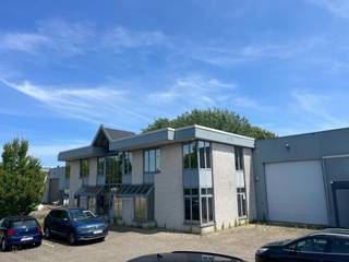 Located in a highly accessible area in Herent, this ready-to-use commercial space offers a total surface area of approx. 1,214 m². The combination of two spacious warehouse compartments and comfortable office space makes this unit suitable for a wide range of professional activities.
Layout and surface areas:
Warehouse space: approx. 950 m²
• Two equally sized compartments (each approx. 23.5 m deep x 20 m wide)
Office space: approx. 264 m²
2 sectional doors
Clear height: 5.5 m
Amenities:
✅ Gas heating in the offices
✅ Offices partly air-conditioned
✅ High-voltage power connection
✅ Separate male/female restrooms
✅ Kitchenette
✅ 13 private parking spaces
Additional info:
Maintenance and inspections at tenant’s expense
Property tax 2024: € 10,166.51
A versatile space in a prime location, ideal for companies seeking efficient storage and functional office facilities.
Interested? Call us for more information at 02.462.32.00
