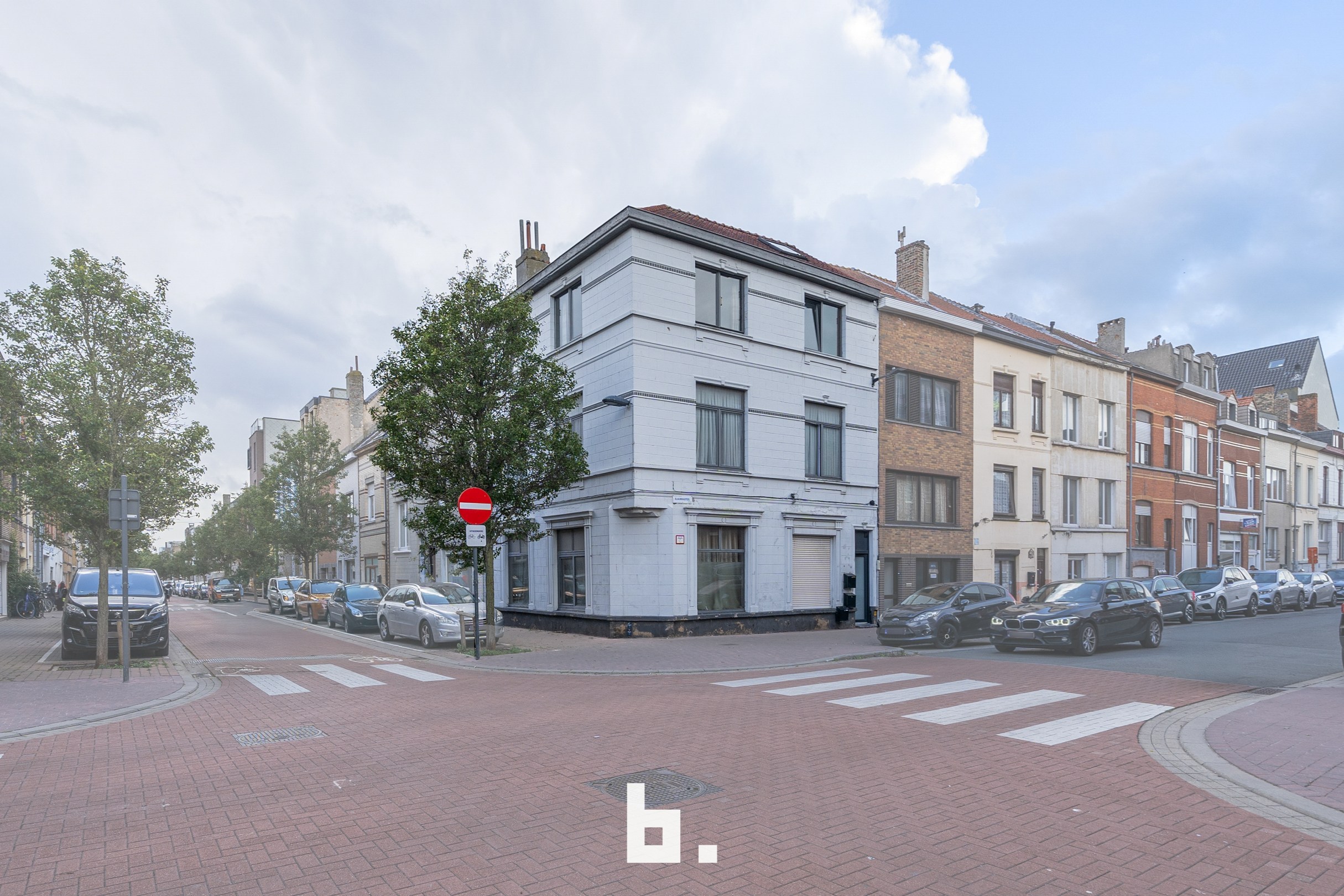 Vergunde opbrengsteigendom met 3 appartementen te Oostende! - foto 1