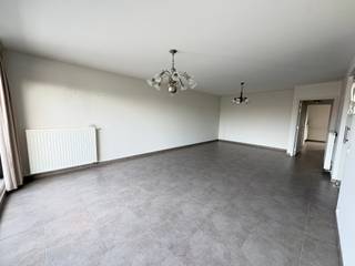 <p>Ontdek dit aangename appartement met 2 slaapkamers, gelegen aan de Statiestraat 25 in Passendale. Dankzij de uitstekende EPC-score A combineert dit pand comfortabel wonen met een energiezuinige levensstijl.</p>

<p>De ruime en lichtrijke leefruimte geniet dankzij de grote raampartijen van een aangename natuurlijke lichtinval en geeft rechtstreeks toegang tot het balkon, waar je kunt genieten van het mooie uitzicht en een fijne buitenruimte. Aansluitend bevindt zich de praktische keuken, voorzien van de nodige toestellen. Verder beschikt het appartement over twee volwaardige slaapkamers, ideaal voor een gezin, een koppel of wie graag over een extra kamer beschikt. De moderne badkamer is uitgerust met een ligbad en douche en biedt bovendien plaats voor een wasmachine.</p>

<h3>Troeven</h3>

<ul><li>
	<p>2 volwaardige slaapkamers</p>
	</li><li>
	<p>Uitstekende EPC-score A</p>
	</li><li>
	<p>Lichtrijke leefruimte</p>
	</li><li>
	<p>Grote raampartijen</p>
	</li><li>
	<p>Aangenaam balkon met mooi uitzicht</p>
	</li><li>
	<p>Praktische keuken met toestellen</p>
	</li><li>
	<p>Moderne badkamer met ligbad en douche</p>
	</li><li>
	<p>Plaats voor een wasmachine</p>
	</li><li>
	<p>Geschikt voor eigen bewoning én als investering</p>
	</li><li>
	<p>Gelegen in Passendale</p>
	</li></ul>

<p> </p>