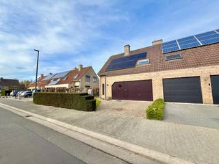 MAIL NAAR CHADIA@WIJSVASTGOED.BE VOOR EEN BEZOEKAANVRAAG - TELEFONISCH WORDEN ER GEEN BEZOEKEN INGEPLAND!Deze instapklare woning is ideaal gelegen in...