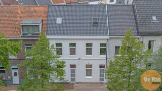 EERSTE BEZOEKDAG ZATERDAG 06/12 VAN 10u00 TOT 12u30 (OP AFSPRAAK!)<br /><br />AALST - Vernieuwde woning met 3 slaapkamers en stadstuin.<br /><br />Deze gerenoveerde woning is rustig gelegen nabij het stadscentrum met aan de voorkant een gezellig, groen pleintje.<br />Alle voorzieningen zoals winkels, openbaar vervoer en station zijn nabij.<br /><br />Naar indeling toe bevinden zich op het gelijkvloers een inkomhal, een berging/wasplaats, een gastentoilet, een ingerichte en functionele open keuken en een woonkamer. <br />Deze geeft uit op het stadstuintje en de tuinberging.<br /><br />Op de eerste verdieping bevinden zich een ruime badkamer met bad, inloopdouche en toilet en een ruime slaapkamer.<br /><br />Op de tweede verdieping bevinden zich nog twee mooie slaapkamers.<br /><br />Naar comfort toe beschikt de woning over dubbele beglazing, vloerverwarming beneden en radiatoren boven, conforme elektrische installaties, zeer gunstig EPC en asbestveilig.<br />Een eerste grondlaag verf zal reeds geplaatst worden.<br /><br />Kortom de ideale woning voor wie graag in het centrum woont! Plan snel je afspraak op 053/60.65.60<br /><br />De vermelde prijs is een richtprijs. Na ontvangst van de biedingen zal de verkoper beslissen of hij/zij de eigendom verkoopt aan het beste bod. De richtprijs is aldus niet bindend voor de verkoper. Voor meer info kunt u ons contacteren of het reglement raadplegen op onze website.