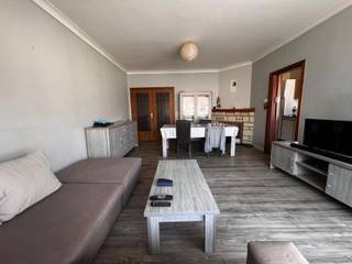 Ontdek dit lichtrijk appartement op de tweede verdieping in het centrum van Roeselare.De indeling is als volgt:. Ruime inkomhal. Woonkamer. Keuken...