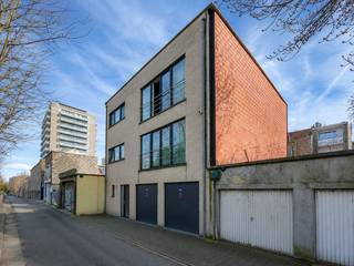Bezoeken + Info: 0493/209756<br />Een zeer goed gelegen, recente opbrengsteigendom (bouwjaar: 2019) bestaande uit 2 ruime appartementen met 3 slaapkamers + terras en 2 individuele garageboxen met sectionale poort. Gelegen op 5 min van Tour & Taxi. Elektriciteit 100% conform tot 2044.<br /> <br />Bestaande uit:<br />Gelijkvloers: heden studio-appartement met 1 slaapkamer, living-leefruimte, douchekamer;<br />Appartement eerste verdieping (113m² - EPC C): inkomhal, living-leefruimte, geïnstalleerde keuken, nachthal, 3 slaapkamers, douchekamer (inloopdouche, lavabo), separaat toilet;<br />Appartement tweede verdieping (113m² - EPC D+): inkomhal, living-leefruimte, geïnstalleerde keuken, nachthal, 3 slaapkamers, douchekamer (inloopdouche, lavabo), separaat toilet;<br />Verder: terrassen, tuin, 2 gesloten garageboxen met sectionale poort<br /><br />Buitenschrijnwerk PVC dubbele + driedubbele beglazing + rolluiken<br />Centrale verwarming op aardgas - condensatieketels + airco’s + 28 zonnepanelen<br />EPC app 1e verdieping : 150kWh/m² / EPC app. 2e verdieping: 168 kWh/m²<br />Elektriciteit 100% conform tot 2044.<br />K.I.: 2.285 EUR<br /><br />Stedenbouwkundige inlichtingen aangevraagd.