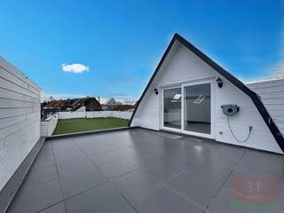 Deze loft op de eerste verdieping, deel uitmakend van een multi-unit op een perceel die ook een carwash, een autohandel en een winkel herbergt, geniet van een zeer gunstige ligging met alle voorzieningen zoals scholen, horeca, busvervoer, treinstation en winkelcentrum op wandelafstand.<br />Daarnaast profiteert deze woonst ook van een goede bereikbaarheid door diverse invalswegen en de nabijheid van de op- en afritten van de R4, E17 te Melle en de E40 te Wetteren.<br /><br /><strong>De indeling is als volgt</strong>: via de toegangstrap bereiken we de voortuin met kunstgras en het zonneterras. Eenmaal binnen is er de inkomhal, een gezellige leefruimte met veel lichtinval gevolgd door de keuken. Aansluitend vinden we de badkamer en het toilet, waarna we de 2 ruime slaapkamers bereiken, waar ook nog een ruimte die als stockage of bureau kan worden ingericht.<br /><br /><strong>Deze hedendaagse loft is een aanrader voor zowel starters als investeerders</strong>. De loft is momenteel verhuurd. Ideaal voor wie op zoek is naar een <strong>goed renderende investering</strong>!<br /><br /><strong>EPC</strong>: 277 kWh/m²jaar - <strong>label C</strong><br /><strong>Asbestvrij</strong><br /><strong>Keuring elektriciteit is conform<br />P-score en G-score: A</strong><br /><br /><strong>Komt u graag zelf deze gezellige woonst ontdekken tijdens een bezoekmoment?</strong><br /><strong>Aarzel dan niet!</strong><br />Contacteer ons via immo@vastgoed-ff.be ,of bel tijdens de kantooruren naar <strong>053/21.21.21</strong> of bel <strong>Gunther op 0476/60.67.96</strong>. <br /><br /><strong>Voor de snelle beslissers! </strong><br /><br />