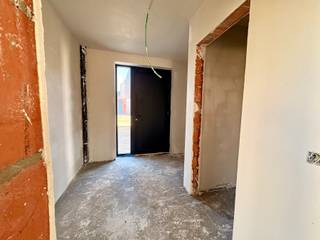 <strong>Welkom in Hoeilaart Bemdekensveld!</strong><br /><br />In Hoeilaart bouwt Matexi 7 ruime nieuwbouwwoningen. Samen vormen ze een kleinschalige buurt die ideaal gelegen is, vlakbij het centrum van Hoeilaart op slechts enkele minuten van Brussel.<br /><br />Dé grote troef van Bemdekensveld is de strategische locatie. Je bevindt je hier vlakbij het <strong>centrum van Hoeilaart</strong> en <strong>je bereikt snel de snelweg</strong>. Het Zoniënwoud ligt op maar 5 minuutjes fietsen, het station op 10 minuten.<br /><br />Ook de omgeving maakt dit kleinschalige project ontzettend aantrekkelijk voor gezinnen.<br /><br />De woningen zelf zijn ruim, <strong>comfortabel en energiezuinig</strong>. Dankzij <strong>zonnepanelen en warmtepomp</strong> wordt je energiefactuur tot een minimum herleid. Het hedendaagse ontwerp gaat hand in hand met een kwalitatieve afwerking.<br /><br />Lot 4 is een <strong>halfopen bebouwing met 3 slaapkamers</strong> met een <strong>grondoppervlakte </strong>van <strong>366 m²</strong>. De <strong>inpandige garage</strong> en de aanleg van het terras zitten mee inbegrepen in de prijs, de <strong>zolder is optioneel af te werken</strong>.<br /><br />Heb je interesse? Neem dan snel contact met ons op.