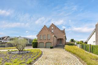<p>Op wandelafstand van het centrum van Denderleeuw en Iddergem en dit op een gunstige locatie met vlotte verbinding richting de Expresweg (Richting Aalst, Gent en Brussel) bevindt zich deze instapklare villa met een<strong> bewoonbare oppervlakte van maar liefst 350m² én op een perceel van 1516m²</strong>. Het pand dateert van 1985 en werd<strong> in 2020 grondig gerenoveerd</strong>, waardoor het zich vandaag instapklaar aanbiedt met oog voor detail en gebruik van kwalitatieve materialen. De woning telt<strong> zes slaapkamers en twee badkamers</strong>, wat haar bijzonder geschikt maakt voor een groot (nieuw samengesteld) gezin of wie nood heeft aan extra ruimte om te werken of voor polyvalente doeleinden.</p><p><strong>De indeling is doordacht en functioneel</strong>. Binnenkomen doen we in de inkomhal waar zich de gastentoilet bevindt. Verder vinden we de lichtrijke leefruimte met prachtig zicht op de volledig afgewerkte tuin, met aanpalende de open- volledig geïnstalleerde keuken. Op deze verdieping vinden we nog een berging terug (naast de keuken), een slaapkamer en een ruime bureauruimte (die meegerekend is bij de slaapkamers). Op de eerste verdieping vinden we de overige slaapkamers terug, een apart toilet en de volledig - hoofwaardig afgewerkte badkamer. Via de eerste verdieping bereikt men de zolder met een vaste trap, dewelke op dit moment niet is ingericht.</p><p>Buiten geniet u van een <strong>zongerichte tuin en terras met zuidoriëntatie</strong>, ideaal voor wie langere avonden buiten wil doorbrengen. Op het perceel is plaats voor meerdere wagens op de buitenparking alsook een inpandige garage voor twee wagens.</p><p>De woning beschikt eveneens over een grote kelder.</p><p>Extra pluspunten even op een rijtje: hoogrendementsbeglazing, PVC-raamprofielen, verwarming d.m.v. gascondensatieketel met radiotoren, 18 zonnepanelen, waterontharder, conforme elektriciteit, goed onderhouden, gunstige locatie, laadpaal.</p><p><strong>De ligging aan een invalsweg nabij het centrum van Iddergem en Denderleeuw combineert rust met bereikbaarheid</strong>: winkels, scholen, een sportcentrum, het station en het openbaar vervoer bevindt zich allemaal op wandel- of fietsafstand, terwijl de aansluiting op de snelweg vlot verloopt. Een zeldzame combinatie van ruimte, ligging en technische kwaliteit.</p><p>Interesse om deze villa persoonlijk te bezichtigen? Neem gerust contact op!</p>