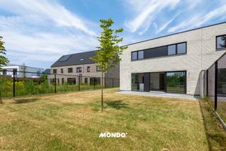 Ontdek deze rustig gelegen BEN-nieuwbouwwoning waar ruimte, comfort en energiezuinig wonen naadloos samenkomen. Met een bewoonbare oppervlakte van maar liefst 242 m² biedt deze stijlvolle woning alle hedendaagse wooncomfort op een uitstekende locatie, in de onmiddellijke nabijheid van winkels, scholen, openbaar vervoer en de belangrijkste verbindingswegen (A12, N16 en E19).<br /><br />Via de ruime inkomhal betreedt u de woning, waar u meteen wordt verwelkomd door een aangename lichtinval en een doordachte indeling. Op het gelijkvloers bevinden zich een gastentoilet en een bijzonder lichtrijke leefruimte met een volledig uitgeruste open keuken. Deze moderne keuken is afgewerkt met kwalitatieve toestellen, waaronder een inductiekookplaat met geïntegreerde dampkap, vaatwasser, oven, combi-microgolfoven, bordenverwarmer, koelkast met diepvriesvak en een dubbele spoelbak. Dankzij de grote raampartijen geniet u vanuit de leefruimte van een mooi zicht op de tuin en heeft u rechtstreeks toegang tot het aangelegde terras en de zuidwestelijk georiënteerde tuin, waar u de hele namiddag en avond in alle rust van de zon kunt genieten.<br /><br />Verder beschikt het gelijkvloers over een praktische berging met wasplaats, voorzien van een spoelbak en aansluitingen voor een wasmachine en droogkast. Daarnaast is er een extra polyvalente ruimte die volledig naar wens kan worden ingericht als bureau, fitnessruimte, hobbykamer of praktijkruimte voor de uitoefening van een vrij beroep.<br /><br />Op de eerste verdieping bevinden zich vier volwaardige slaapkamers, een nachthal, een afzonderlijk toilet en een technische berging. De ruime master bedroom beschikt over een eigen dressing en een ensuite badkamer met inloopdouche en wastafel. De tweede badkamer is uitgerust met een ligbad, een ruime inloopdouche en een dubbele wastafel, waardoor ook grotere gezinnen alle comfort genieten.<br /><br />Ook op technisch vlak voldoet deze woning aan de hoogste normen. Zo is de volledige woning voorzien van vloerverwarming en airconditioning in zowel de leefruimte als alle slaapkamers. Dankzij de zonnepanelen en de BEN-norm geniet u bovendien van een bijzonder energiezuinige woning met een laag energieverbruik en een optimaal wooncomfort.<br /><br />Ook buiten werd aan alles gedacht. De tuin is volledig aangelegd en omheind, het terras en de oprit zijn reeds afgewerkt. De volledige woning is afgewerkt met duurzame en kwalitatieve materialen, waardoor u zorgeloos kunt genieten van een instapklare nieuwbouwwoning.
