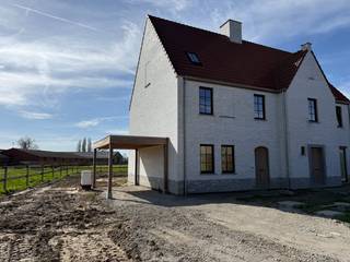 Kom dit project ter plaatse ontdekken tijdens het Nieuwbouwweekend op zaterdag 25/04 tussen 9u en 9u45!Deze ruime energiezuinige nieuwbouwwoning (bewoonbare oppervlakte +/- 197 m²) beschikt over 3 volwaardige slaapkamers en een badkamer. Er is de mogelijkheid voor een vierde, vijfde en badkamer op zolder. Buiten is er een carport voorzien en zuidwest gerichte tuin.Deze woning wordt volledig afgewerkt. INDELINGGelijkvloers:Inkomhal - apart toilet - leefruimte - open keuken - wasplaats/berging- tuin - carport Eerste verdiep:Nachthal - apart toilet - slaapkamer 1 - slaapkamer 2 - slaapkamer 3 - badkamer met bad en doucheTweede verdiep:Zolder met vaste trap met mogelijkheid om een 4de slaapkamer + 5de slaapkamer + badkamer + bergruimte te creërenDerde verdiep:Extra zolder met valtrapTROEVEN+ BEN-woning - 10 zonnepanelen+ Regenwaterput 10.000l+ Ventilatiesysteem D+ 4 verdiepingen+ Mogelijkheid voor 4de & 5de kamer & badkamer in zolder+ Woning wordt nog volledig afgewerkt+ Volledige vrijstelling onroerende voorheffing eerste 5 jaarVerkoop onder 21% BTW! Contacteer ons voor een afspraak 065 605 605 of via rob.vandaele@dewaele.com