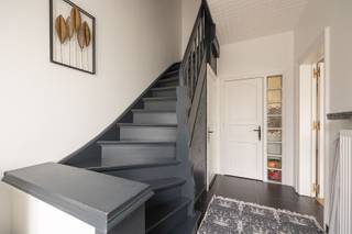 <p><span>Op een uitstekende locatie nabij winkels, scholen en met een goede bereikbaarheid naar Antwerpen via het openbaar vervoer of de fietsbrug bieden wij u deze gerenoveerde HOB.</span></p><p><span>Deze oerdegelijke gezinswoning beschikt over een mooi woonvolume en een goede indeling met 4 volwaardige slaapkamers.</span></p><p><span>Verder is er een grote oprit met garage voorzien waardoor u hier over heel wat parkeergelegenheid beschikt. </span></p><p><span>Alle hedendaags comfort is voorzien zoals onder meer 2 toiletten, een grote leefkeuken met eetplaats en een smaakvol gerenoveerde badkamer met inloopdouche.</span></p><p><span>Energetisch is er geïnvesteerd in nieuwe ramen met driedubbele beglazing, een condensatieketel op gas en een gerenoveerd dak met isolatie.</span></p><p><span>Ook op recreatief vlak kom je hier aan je trekken met het nabijgelegen Runcoortpark en sportcentrum De Rode Loop.</span></p><p><span>Kortom dit huis biedt heel wat troeven en is zeker een bezoek waard.</span></p><p><span>Boek dus snel uw afspraak en kom zeker niet TE LAET</span></p>